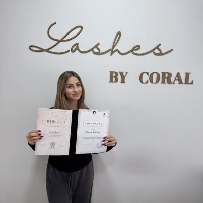 קורל הרמת ריסים - תלמידה מקבלת תעודה (2)