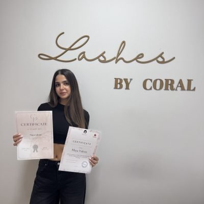 קורל הרמת ריסים - תלמידה מקבלת תעודה (3)