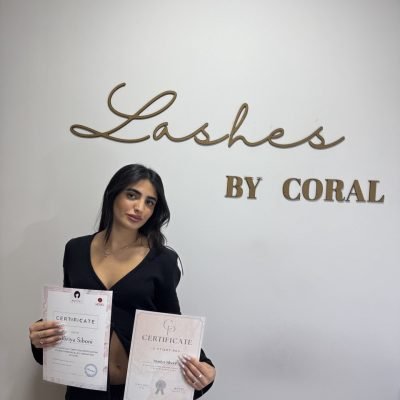 קורל הרמת ריסים - תלמידה מקבלת תעודה (5)