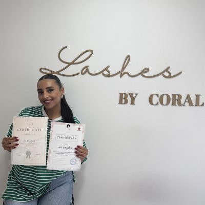 קורל הרמת ריסים - תלמידה מקבלת תעודה (6)