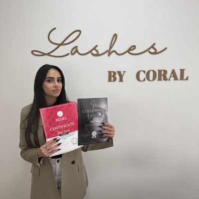 קורל הרמת ריסים - תלמידה מקבלת תעודה (7)