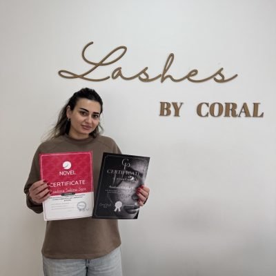 קורל הרמת ריסים - תלמידה מקבלת תעודה (8)