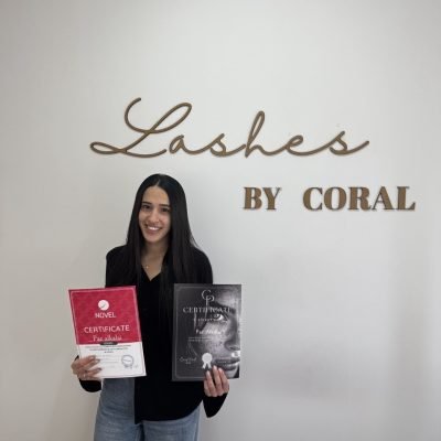 קורל הרמת ריסים - תלמידה מקבלת תעודה (9)